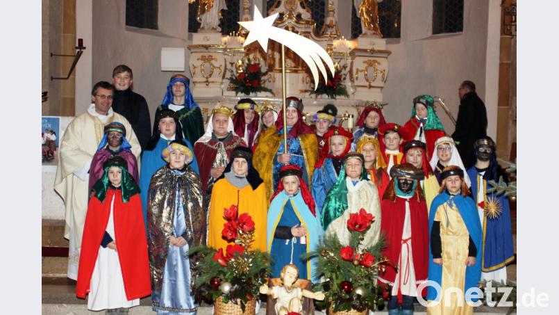 Die Kastler Sternsinger werden beim Neujahrsgottesdienst in der Klosterkirche von Pfarrer Pater Ryszard Kubiszyn zum Spendensammeln für die notleidenden Kinder dieser Welt geschickt. Bild: jp