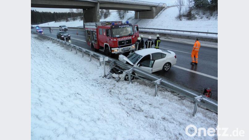 Die Fahrt nach Deutschland war für einen 41-jährigen tschechischen Staatsangehörigen unter einer Leitplanke bei Braunetsrieth jäh zu Ende. Bild: dob