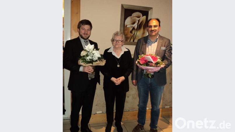 Auch Zweiter Bürgermeister Peter Neumeier (links) und Heimleiter Stefan Leitner (rechts) gratulierten der Jubilarin. Bild: ksi