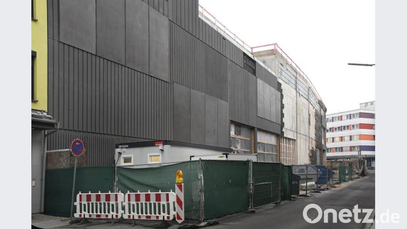 Fondara spricht von anthrazitfarbenen Kunststein, die Weidener sehen schwarzen Beton, auch in der Ringstraße. An der Schauseite zum Macerata-Platz sollen Keramikstelen die Fassade des NOC verschönern. Bild: Petra Hartl