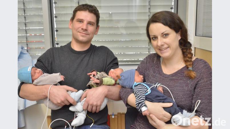 Die Drillingseltern Ilona und Matthias Fellner halten ihre gesunden Babies auf dem Arm. Jonas, Fabian und Sebastian (von links) kamen am Silvestertag im Klinikum auf die Welt. Die Drillingsmutter schwärmt von der Betreuung im Perinatalzentrum in der Kinderklinik in Weiden. Bild: Karin Wilck