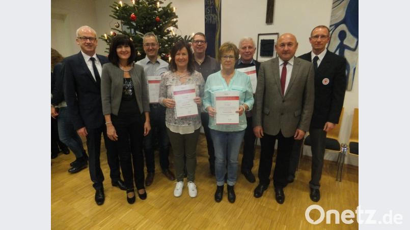 Bürgermeister Bernhard Lindner und dritte Bürgermeisterin Evi Höllerer (von links) sowie Christian Birner vom BRK und zweiter Bürgermeister Georg Götz (von rechts) danken und gratulieren den Blutspendern. Bild: ibj