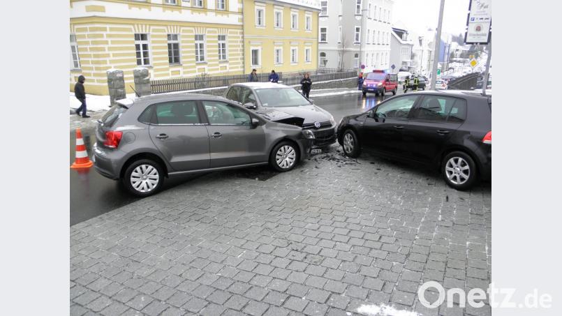 Drei VW-Fahrzeuge krachen am Freitag im Einmündungsbereich der Bahnhofstraße zum Fluderweg zusammen. Bild: dob