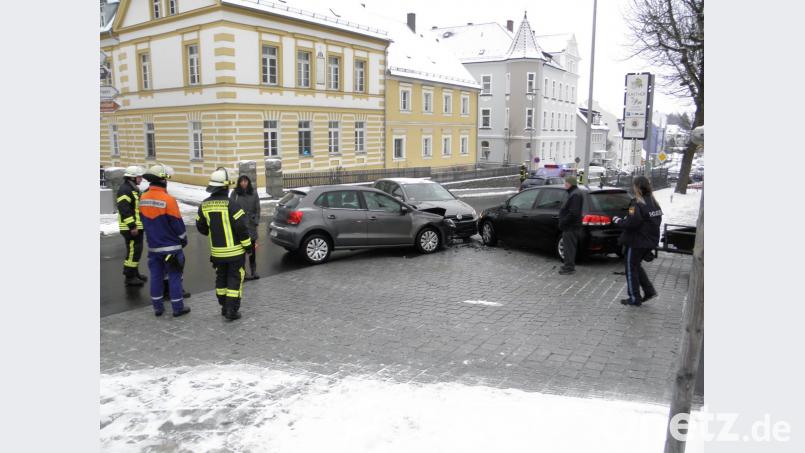 Drei VW-Fahrzeuge krachen am Freitag im Einmündungsbereich der Bahnhofstraße zum Fluderweg zusammen. Bild: dob