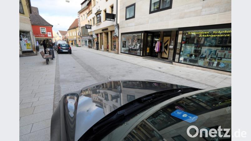 Die Parkregelung in der Friedrich-Ebert-Straße hat offensichtlich noch nicht jeder Verkehrsteilnehmer verinnerlicht. Bild: Gerhard Götz