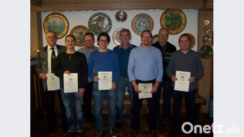 Die Schützenklasse mit Schützenmeister Hans Roth (rechts) und Ehrenschützenmeister Johann Zimmermann (links). Bild: rrd
