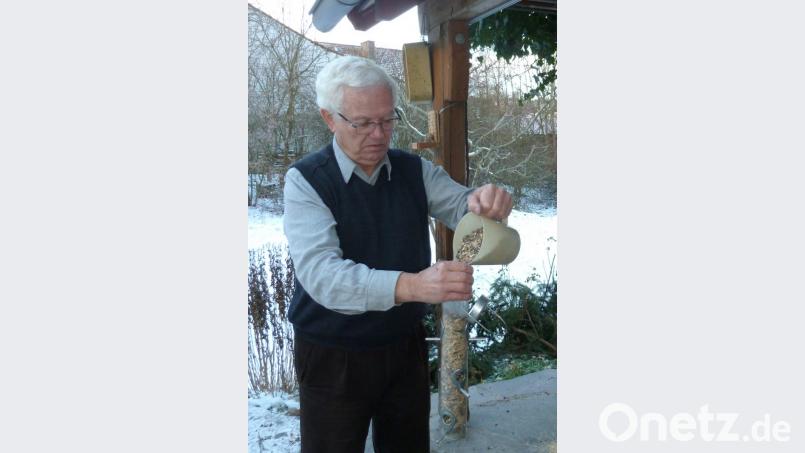 Werner Schuler füllt die Futtersäule mit einer Fertigmischung. Bild: Portner