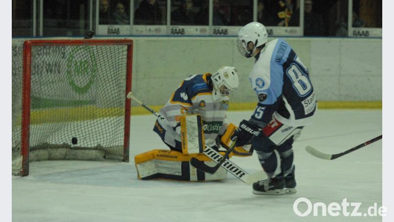 Marcel Waldowsky lässt Gästekeeper Konstantin Kessler keine Abwehrchance und erzielt das 3:0 für die Blue Devils. Die Weidener besiegten am Freitagabend Schlusslicht EHC Waldkraiburg mit 4:2. Bild: gb