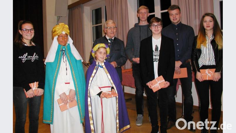 Erfolgreiche Absolventen verschiedener Schularten erhielten von Bürgermeister ein Geschenk. Die beiden Klassenbesten, Maria und Theresa Panzer, gehören in diesem Jahr auch einer Gruppe der Sternsinger an. Bild: ld