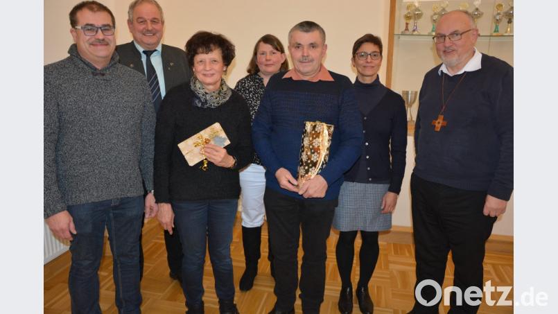 Verabschiedet nach drei Jahrzehnten ehrenamtlichen Dienst rund um die Kirche in Leonberg wurden Gertraud Haberkorn und Helmut Kipferl. Unser Bild zeigt (von links) Kirchenpfleger Wolfgang Kreger, Bürgermeister Johann Burger, Gertraud Haberkorn, Sabine Schrems, Helmut Kipferl, Martina Fuhrmann und Pfarrer Anton Witt. Bild: jr