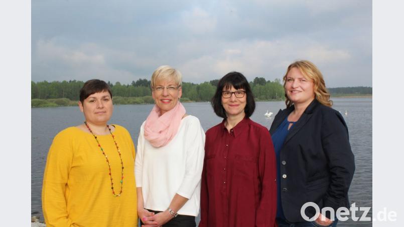 Das Team der Volkshochschule – Geschäftsführerin Angelika Denk, Christine Geyer, Carola Reichert und Tatjana Hoff (von rechts) – hat gemeinsam mit den Außenstellen viele Ergänzungen zum eigentlich schon attraktiven Frühjahr-Sommer-Programm vorgenommen. Bild: do
