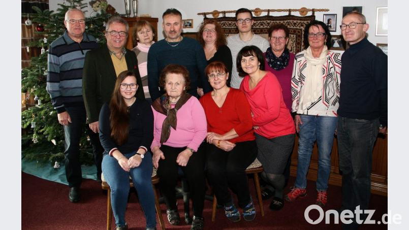 Theresia Maierhöfer (sitzend, Zweite von links) feiert zusammen mit ihren Kindern, Kindeskindern und vielen weiteren Gästen ihren 85. Geburtstag. Unter anderem gratuliert Bürgermeister Toni Dutz (stehend, Zweiter von links). Bild: wro