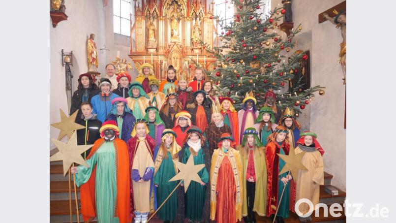 "Wir gehören zusammen - in Peru und weltweit!" So lautet das Motto der diesjährigen Sternsingeraktion. Dazu entsendete in der Pfarrei Kastl bei einem feierlichen Gottesdienst Pfarrer Heribert Stretz die Könige. Viele Ministranten haben die Messfeier mitgestaltet. Die Gottesdienstbesucher wurden auf die schwierige Situation behinderter Kinder weltweit, speziell jedoch auf behinderte Kinder in Peru hingewiesen. Mit der Sammelaktion der Sternsinger können sinnvolle Projekte des Kindermissionswerks unterstützt werden. So tragen die mitwirkenden Ministranten dazu bei, dass diesen Kindern geholfen werden kann, wofür ihnen Pfarrer Stretz seinen Dank aussprach. Bild: exb