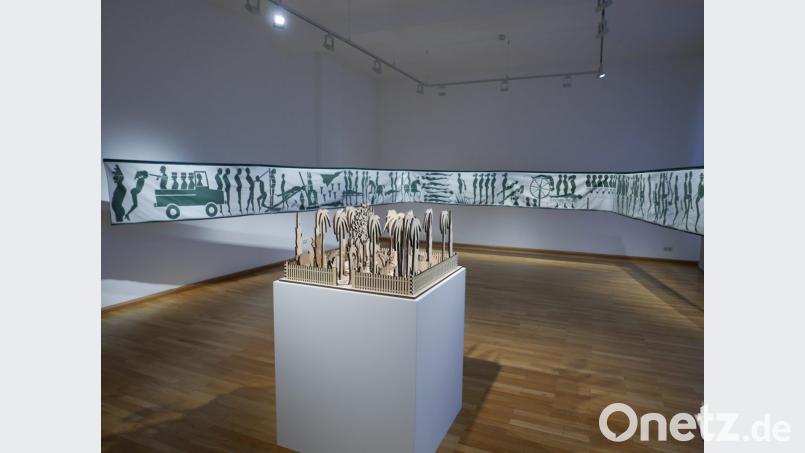 Wandteppich „Untugenden des Menschen“ und im Vordergrund: Steckskulptur – zwei der ausgestellten Arbeiten von Georg Ettl. Bild: Archiv Hubert Ettl