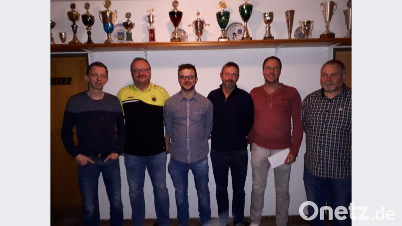 Für ihren Einsatz bei den Alten Herren werden (von links) Andreas Malzer, Kassier Uwe König, Leiter Hermann Gollwitzer, Thomas Geitner, Hans-Peter Schönl und Vergnügungswart Dietmar Weber ausgezeichnet. Bild: bk