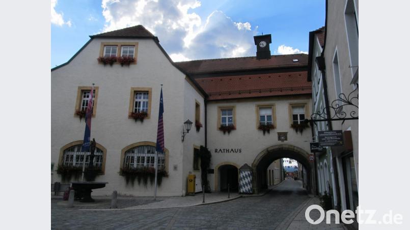 Im Frühjahr soll mit dem Erweiterungsbau des Rathauses begonnen werden, bereits angelaufen sind auch die Planungen für den Schrannenplatz unmittelbar vor dem Verwaltungssitz. Bild: bl
