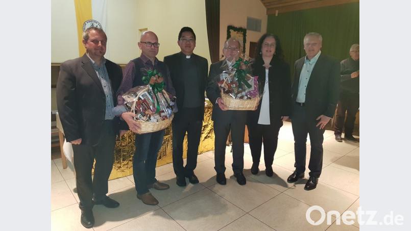 Kirchenpfleger Georg Schraml (links), Pater Samuel Patton (Dritter von links), Bürgermeister Jürgen Kürzinger (von rechts) und Sonja Schwemmer für den Pfarrgemeinderat sprechen Franz Eller und Reinhard Maul (Zweiter von links) Dank für ihr langjähriges großes Engagement in der Pfarrei aus. Bild: hzi