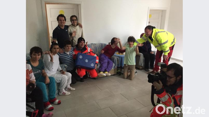 Heimkinder, die nichts haben und von den Weihnachtstruckern mit Geschenkpaketen bedacht wurden. Ihre Dankbarkeit nahmen die Helfer als Lohn mit heim in die Oberpfalz. Bild: exb Bild: exb