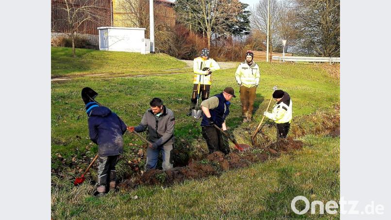 Der alte Brauch lebt noch heute: Weißenbrunner Kirwaleit reinigen als „Schorwerer“ den Mühllohbach. Bild: jml