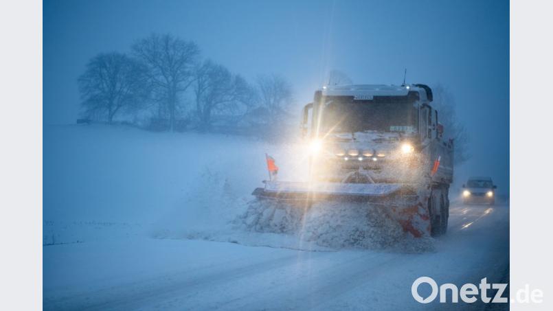 Ein Schneepflug im Einsatz. In Bayern haben starke Schneefälle eingesetzt. Bild: Lino Mirgeler