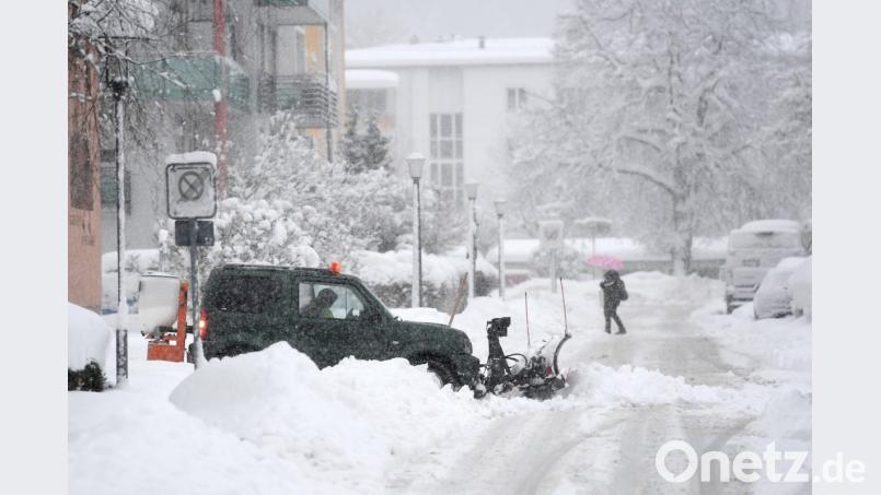 Ein Geländewagen mit Schneepflug räumt eine verschneite Straße in Berchtesgaden. Bild: Tobias Hase