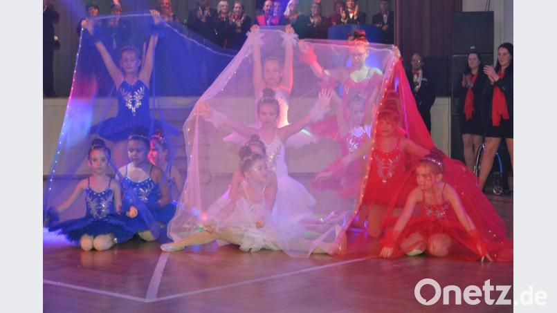 Die Kindergarde bei ihrem farbenprächtigen Showtanz. Bild: hcz