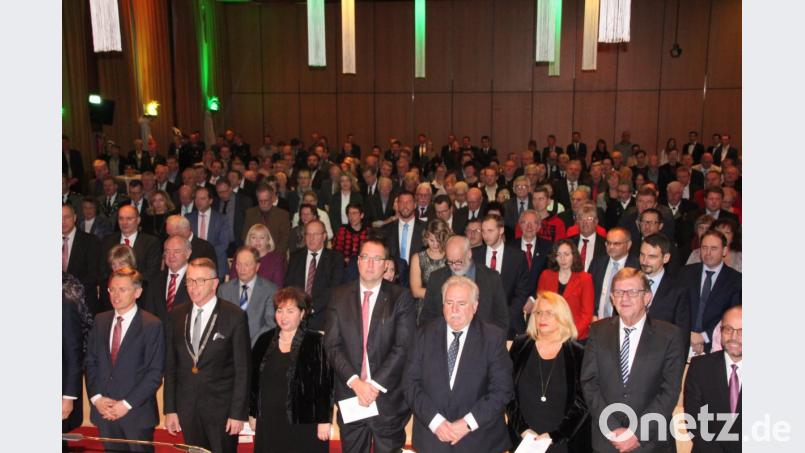 Die Teilnehmer des Neujahrsempfangs singen am Ende gemeinsam die Bayernhymne. Bild: kro