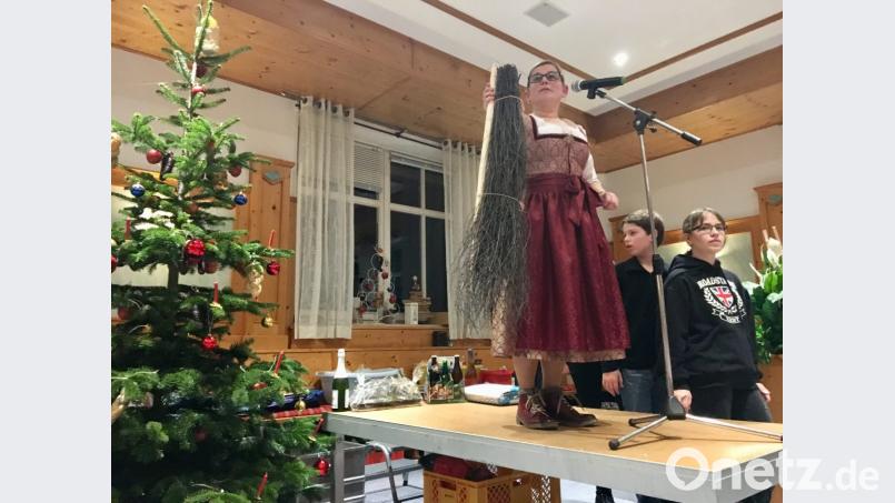 Johanna Müller braucht nicht lange, um den Reisigbesen an den Mann zu bringen. Bild: gri