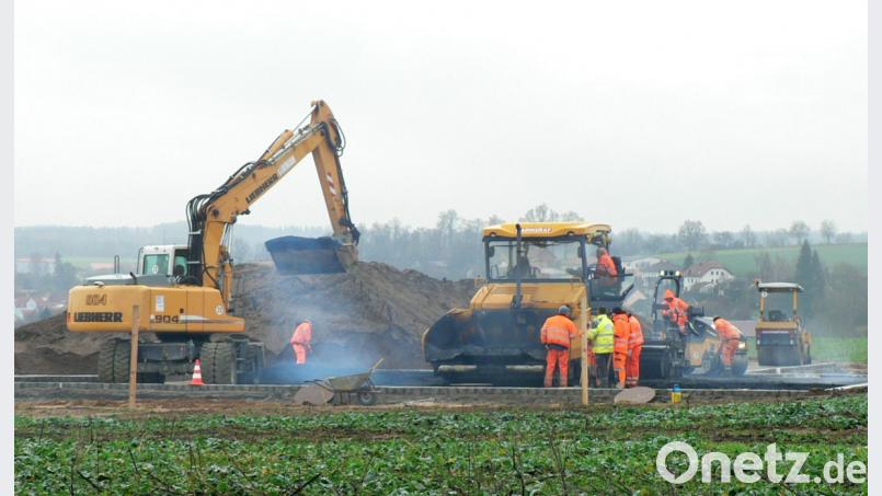 Hochbetrieb herrschte im neuen Baugebiet an der Burggruber Straße. Eine Reihe von Lastwagen mit dampfenden Teer standen für den Schwarzdeckeneinbau bereit. Die Firma Markgraf aus Bayreuth verarbeitete 580 Tonnen für den Einbau der Tragschicht. Bild: lep