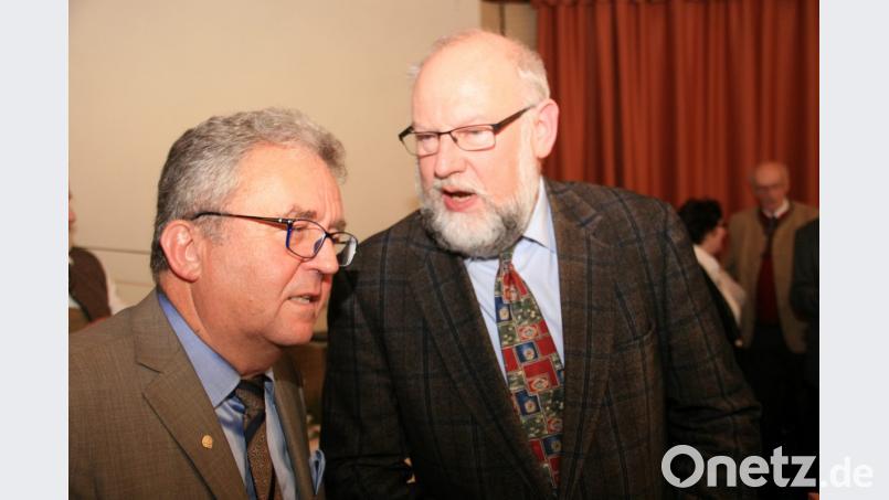Toni Dutz (links) im Gespräch mit Pfarrer Martin Schlenk. Bild: wro