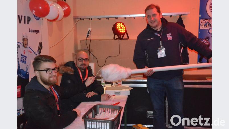 Ganz so groß wie dieses überdimensionale Objekt sind die Stäbchen nicht, die Fans und Spielern in den Mund geschoben werden. Bild: Kunz