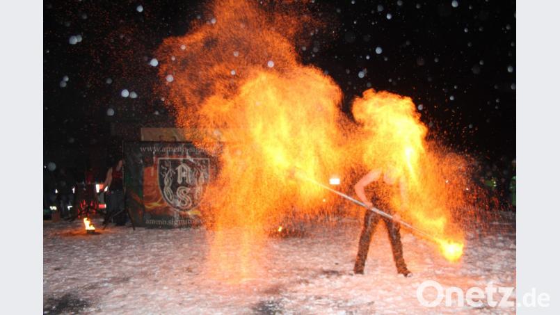 Im wahrsten Sinne des Wortes stand dieser Feuerkünstler „mitten im, Feuer“, da stockte den Zuschauern der Atem. Bild: frd
