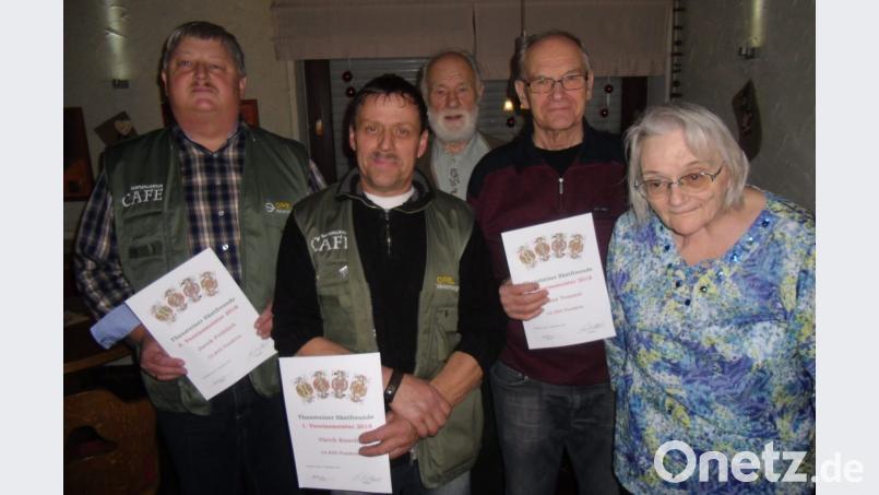 Die geehrten Skatfreunde Jacek Fröhlich, Ulrich Knoch, Wilhelm Nirschl, Franz Tennert und Margit Fieguth (von links) freuen sich über ihre Auszeichnung. Bild: dl