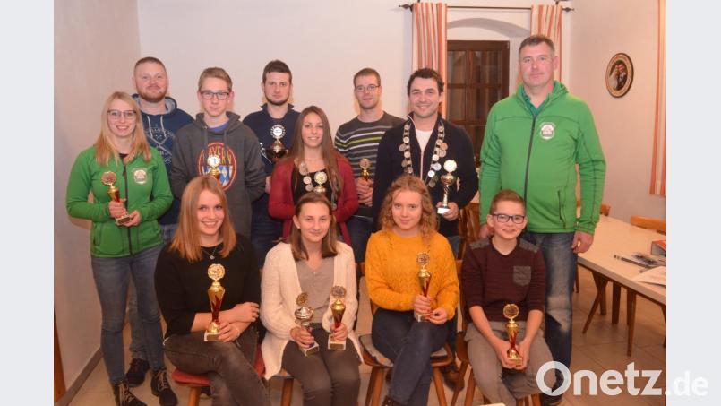 Die Königskette tragen bei den Pfreimdtalschützen Ann-Kathrin Weißenburger (4. stehend von rechts) und Johannes Meindl (2. stehend von rechts) Bild: fz