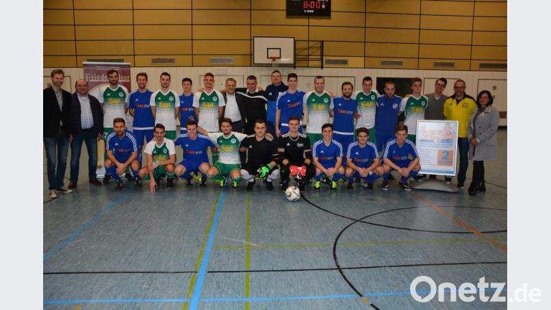 Unser Bild zeigt die beiden Endspielteilnehmer mit Schiedsrichter Mario Bächer sowie Organisatoren und Sponsoren. Bild: jr