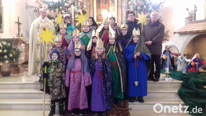 Sternsinger der Pfarrei Hohenthan mit Stadtpfarrer Johann Hofmann und Mesner Alois Franz. Bild: exb