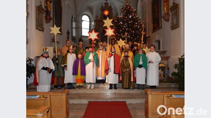 Die Sternsinger der Pfarrei Bärnau mit Pastoralreferentin Maria Wagner. Bild: exb