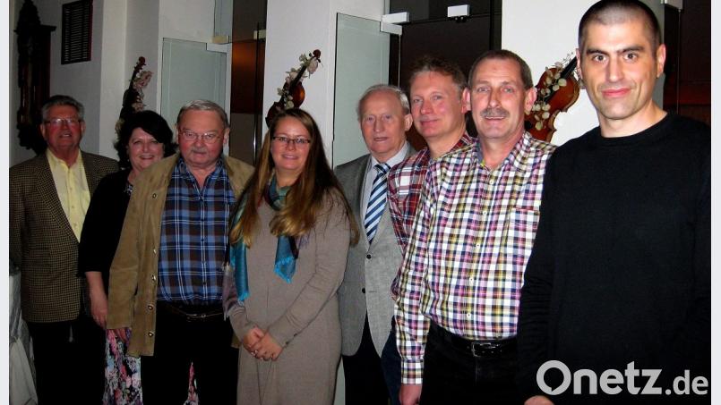 Stephan Gollwitzer, der neue Vorsitzende, kann bei der Versammlung nicht anwesend sein. Unterstützt wird er künftig vom Vorstandsteam (von links) Helmut Meier, Anna Maria Walter, Heinz Heindl, Cora Nixtatis, Bernd Krüssel, Alfred Kick, Wolfgang Bloß und Manfred Neubauer. Bild: R. Kreuzer