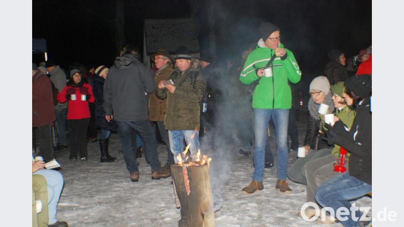 Beim Zwischenstopp an der Kapelle "Alter Herrgott" wurde bei Stollen und Glühwein eine Rast eingelegt Bild: enz