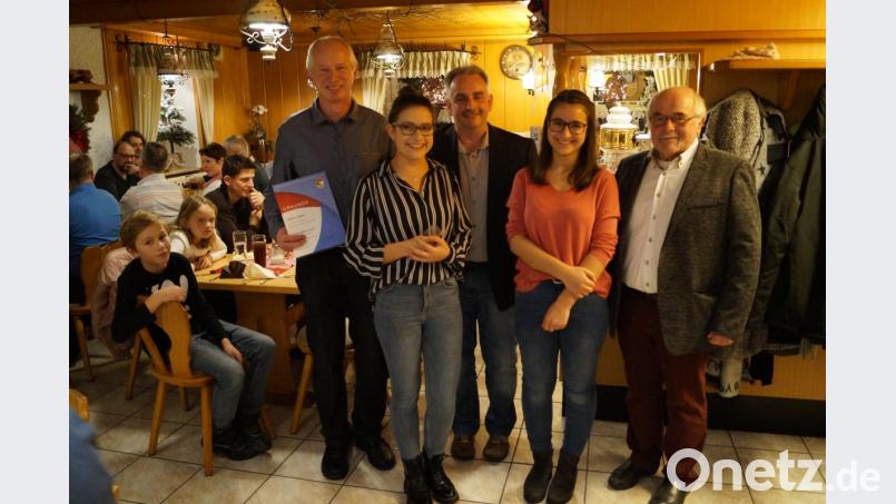Die Stadtkapelle Mitterteich kann sich auf ihre Mitglieder verlassen. Einige erhalten eine Auszeichnung für langjähriges Musizieren. Unser Bild zeigt (von links) Oliver Lipfert, Elena Kick, Kreisvorsitzenden Alexander Riedl, Julia Kick und dritten Bürgermeister Ernst Bayer. Bild: jr