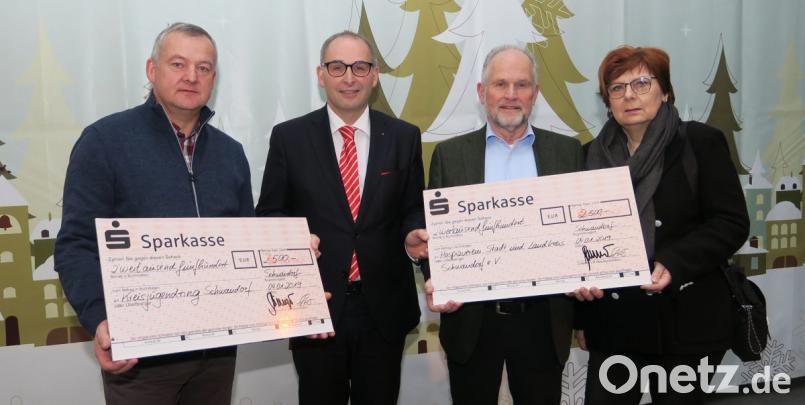 Stellvertretendes Vorstandsmitglied Peter Scheitinger (Zweiter von links) überreichte Siegfried Roidl vom Kreisjugendring (links) sowie Gisela Pöhler und Dr. Wolfgang Laaths (von rechts) vom Hospizverein Schecks über jeweils 2500 Euro. Bild: Hirsch