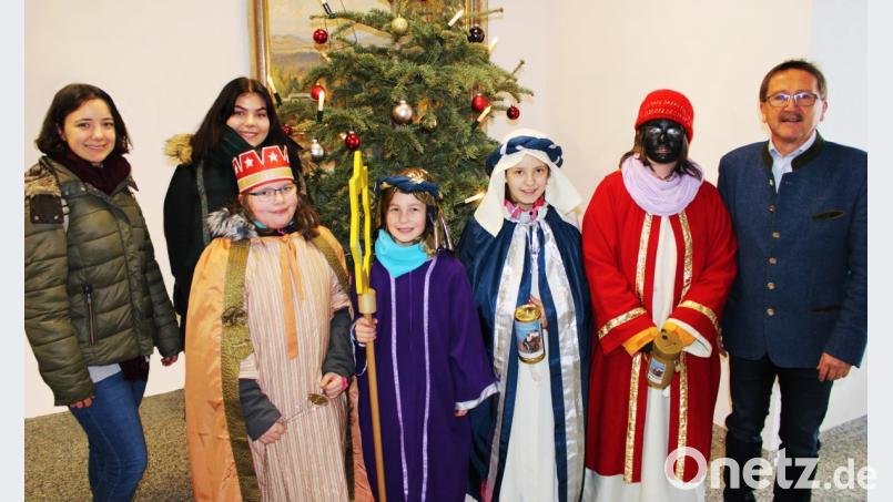 Wie jedes Jahr statten die Sternsinger auch dem Rathaus einen Besuch ab und hinterlassen den traditionellen Segen. Bild: ckl
