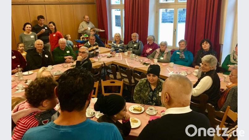 Im Pfarrheim war kaum noch Platz beim Treffen mit den Flüchtlingsfamilien. Bild: gri