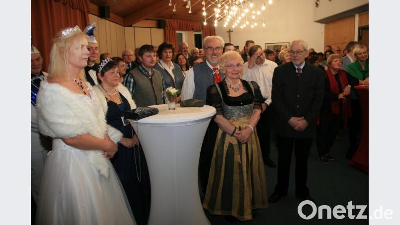 Unter den vielen Gästen befanden sich auch die Prinzenpaare und ehemaligen Hoheiten von „Weiß-Blau“. Bild: wro