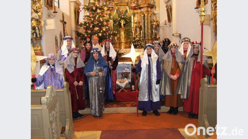 Sternsinger der Pfarrei Schwarzenbach mit Stadtpfarrer Johann Hofmann. Bild: exb