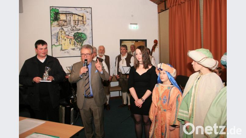 Ein Glas Zoigl-Senf, hergestellt in der Region, bekamen die Redner vom Bürgermeister geschenkt. „Damit kann jeder seinen Senf dazugeben“, meinte das Gemeindeoberhaupt. Bild: wro