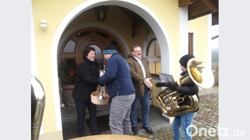 Musiker wünschen dem 1. Bürgermeister Alfred Stier und seiner Frau ein gutes neues Jahr 2019 Bild: rdh