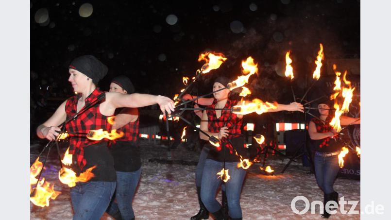 Die Feuerkünstlerinnen wirbelten brennende Fackeln, Stäbe und Feuerpors durch die Lüfte und begeisterten damit nicht nur die Männerwelt. Bild: frd