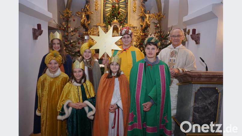 In Högling schickte Ruhestandspfarrer Johann Schächtl die Sternsinger auf den Weg. Bild: nib