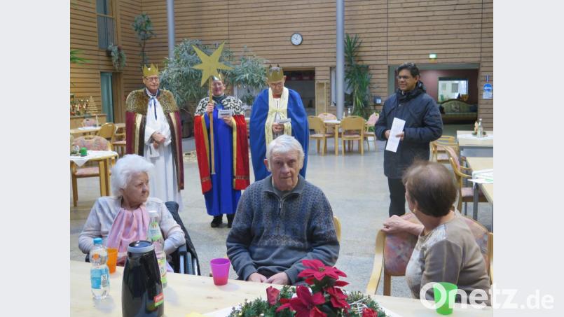 „Jesus ist bei uns auf Erden, dass wir alle glücklich werden“ wünschen Pater Joseph, Guntram Lauber, Rita Ponnath und Anton Schinner (von rechts) den Bewohnern im Seniorenzentrum Haus Falkenstein. Bild: jzk
